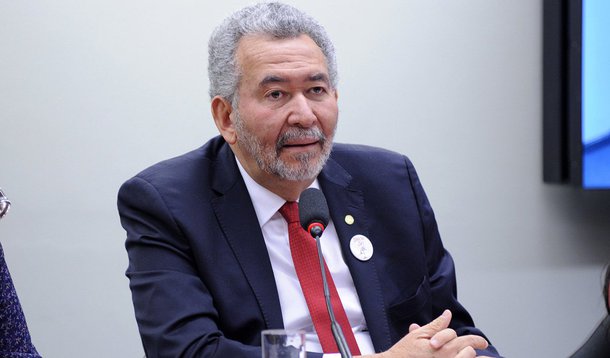 O deputado federal Paulão (PT-AL), que preside a Comissão de Direitos Humanos da Câmara Federal, acusou o prefeito de Maceió, Rui Palmeira (PSDB), de ser responsável pela ausência de 130 mil crianças em idade escolar nas salas de aula da capital; para ele, o descaso da atual administração com a educação representa um crime grave e por isso mesmo cabe uma ação direta do Ministério Público Estadual