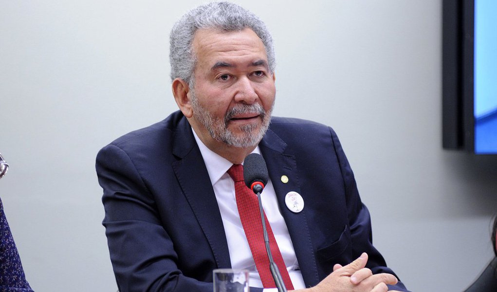 O deputado federal Paulão (PT-AL), que preside a Comissão de Direitos Humanos da Câmara Federal, acusou o prefeito de Maceió, Rui Palmeira (PSDB), de ser responsável pela ausência de 130 mil crianças em idade escolar nas salas de aula da capital; para ele, o descaso da atual administração com a educação representa um crime grave e por isso mesmo cabe uma ação direta do Ministério Público Estadual