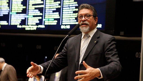 Após uma ampla negociação articulada pelo deputado federal Afonso Florence (PT/BA), o plenário da Câmara dos Deputados aprovou nesta quarta-feira (6) a prorrogação da Lei  13.340/16, que autoriza a renegociação de dívidas da agricultura familiar, da  reforma agrária para o Nordeste; os destaques serão votados na próxima sessão e a bancada do PT tentará impedir a anistia e a redução de alíquotas do agronegócio com a Previdência Social