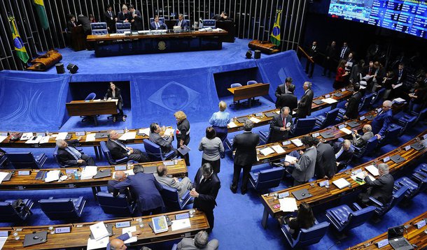 Senadores acolheram o relatório favorável à medida provisória (MP) enviada pelo governo, que altera as formas de financiamento do fundo e extingue o período de carência para o pagamento dos estudantes; durante a votação, houve divergência entre os parlamentares sobre o número de vagas que serão criadas com o novo Fies; oposição argumentou que, na prática, apenas 100 mil vagas serão ofertadas, já que as demais fontes de recursos poderiam não ser garantidas