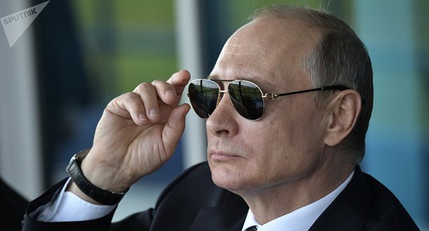 O porta-voz do presidente russo, Dmitry Peskov, disse nesta quarta-feira que há muitos candidatos dignos para a presidência do país, mas nenhum deles chegou perto de desafiar Vladimir Putin para as eleições presidenciais em março de 2018; "Nós vemos muitas pessoas dignas, mas não rivais. Na minha opinião, ainda nenhum candidato chegou perto de Putin", disse ele ao canal de televisão russo Rossiya 24