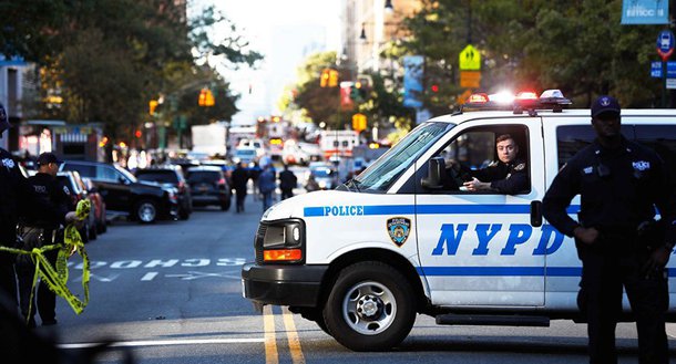 Um policial que presenciou o ataque terrorista realizado nesta terça-feira (31) em Nova York afirmou que o motorista do carro que atropelou e matou 8 pessoas gritou "allahu akbar" - algo como "Deus é grande" em árabe; policial falou com a reportagem da agência Associated Press de maneira anônima, já que não tem autorização para falar sobre a investigação