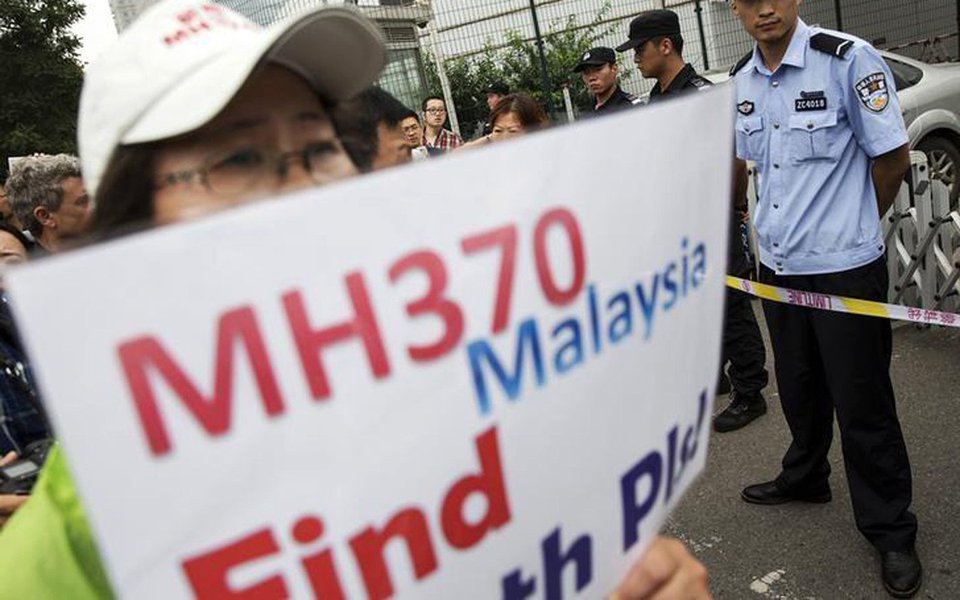 Desaparecimento do voo MH370, da Malaysia Airlines, com 239 pessoas a bordo, no dia 8 de março de 2014, é "quase inconcebível" e "socialmente inaceitável na aviação moderna", diz relatório final sobre o caso feito pelo Escritório Australiano de Segurança no Transporte, que lidera a busca juntamente com a China e a Malásia; avião caiu em uma área remota do Índico e foi buscado em uma área de 120 mil km², mas sem sucesso; busca foi suspensa no dia 17 de janeiro, até que apareçam provas sólidas que permitam a retomada das operações