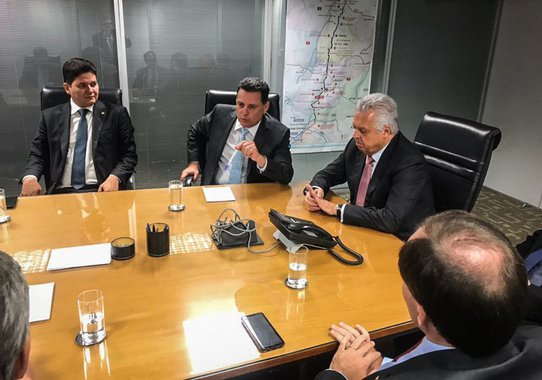 O governador Marconi Perillo garantiu nesta semana, em reunião com o diretor-geral da Agência Nacional de Transportes Terrestres (ANTT), Jorge Bastos, a realização de obra estratégica para o crescimento da economia de Goiás nas próximas décadas: a construção de uma plataforma multimodal para a Ferrovia Norte-Sul em Rio Verde; Bastos disse a Marconi e à delegação goiana que esteve no encontro que o governo federal vai atender o pleito do governo estadual e do setor produtivo e lançar o edital da obra já no mês que vem
 
