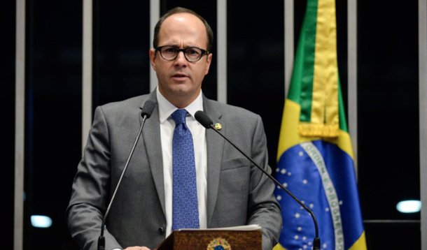 Ricardo Barreto Franco, primeiro suplente da senadora Maria do Carmo Alves (DEM-SE) e filho do ex-governador e ex-senador de Sergipe Albano Franco, teve o seu nome incluído na lista dos Paradise Papers, investigação jornalística internacional sobre paraísos fiscais; Barreto e a irmã Adélia Barreto são os únicos acionistas da Guararapes Entreprises and investments Ltd. uma offshore registrada nas Bahamas; movimentações registradas nos documentos da offshore apontam uma movimentação de cerca de US$ 41,4 milhões entre os anos de 2012 e 2015