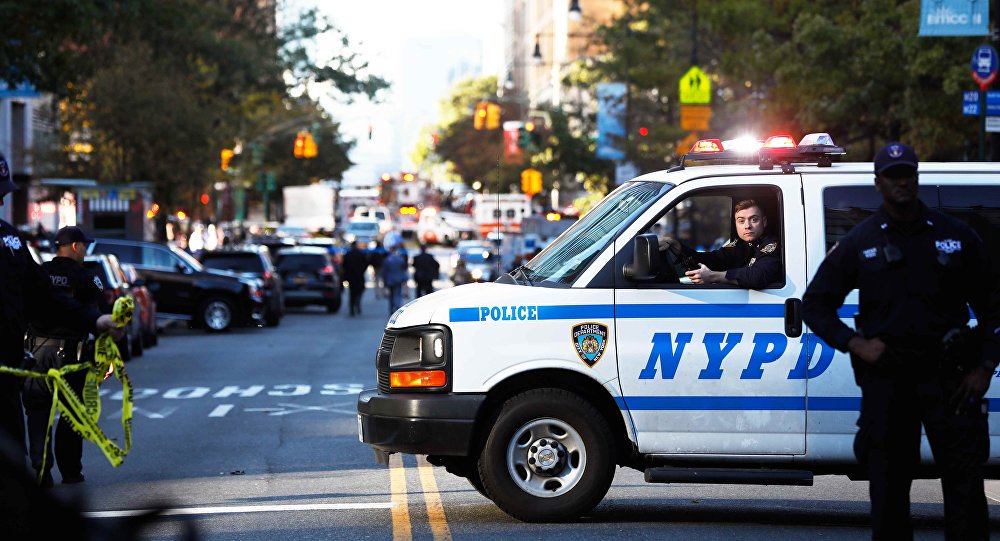 Um policial que presenciou o ataque terrorista realizado nesta terça-feira (31) em Nova York afirmou que o motorista do carro que atropelou e matou 8 pessoas gritou "allahu akbar" - algo como "Deus é grande" em árabe; policial falou com a reportagem da agência Associated Press de maneira anônima, já que não tem autorização para falar sobre a investigação