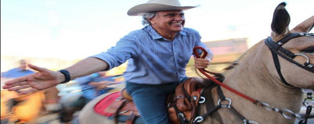 O senador Ronaldo Caiado, pré-candidato ao governo de Goiás pelo DEM, quebrou o ombro esquerdo nesta sexta-feira (13), em sua fazenda; segundo a assessoria de imprensa do político, Caiado estava em sua fazenda em Mara Rosa, no Norte goiano, quando tentava domar uma mula; Ao iniciar a subida no no animal, este disparou e derrubou o senador, que caiu em cima do ombro esquerdo; Fraturei o ombro, mas estou bem. Sofri uma queda de uma mula que estava sendo domada e fraturei o ombro esquerdo. Coisas de quem trabalha na roça”, disse Caiado nas redes sociais