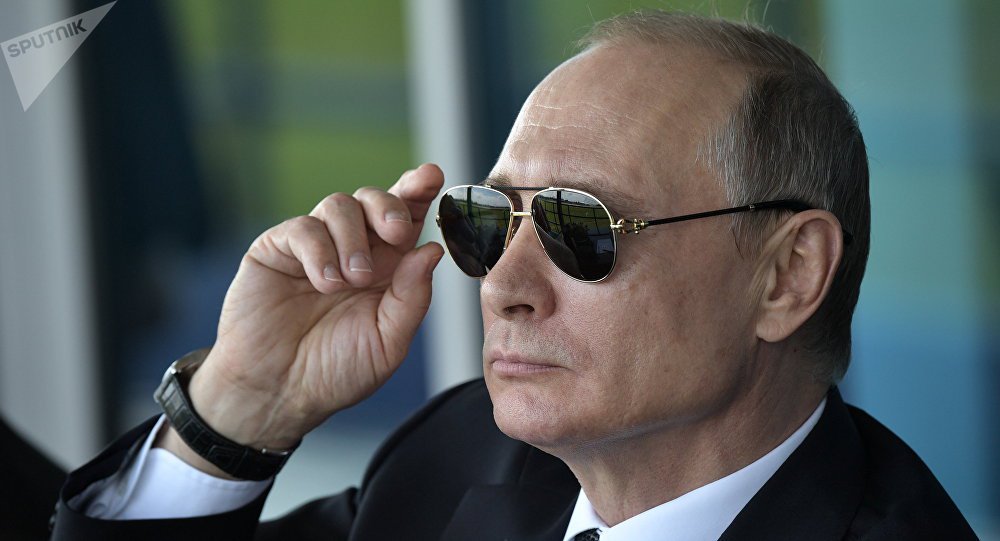 O porta-voz do presidente russo, Dmitry Peskov, disse nesta quarta-feira que há muitos candidatos dignos para a presidência do país, mas nenhum deles chegou perto de desafiar Vladimir Putin para as eleições presidenciais em março de 2018; "Nós vemos muitas pessoas dignas, mas não rivais. Na minha opinião, ainda nenhum candidato chegou perto de Putin", disse ele ao canal de televisão russo Rossiya 24