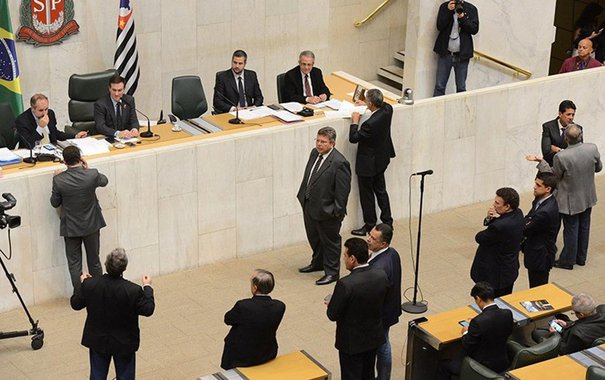 Estratégia foi classificada como “enganação” pelos deputados da oposição; parlamentares governistas se contrapuseram ao PL 920, que congela investimentos e salários de servidores, somente para garantir a aprovação do projeto