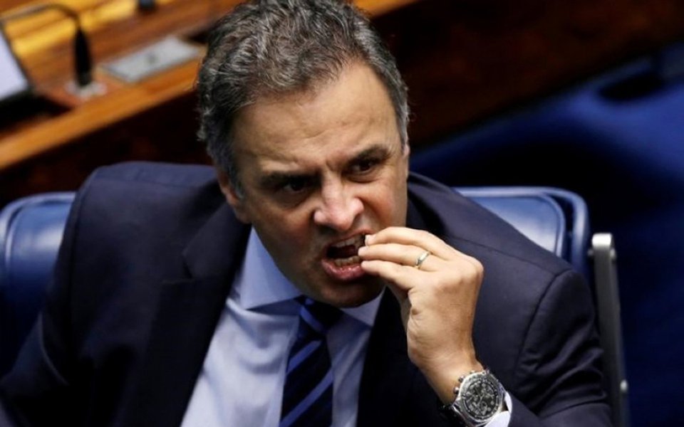A advogada-geral da União, Grace Mendonça, encaminhou parecer ao STF, segundo o qual não pode determinar a aplicação contra parlamentares de medidas cautelares diversas da prisão preventiva; na peça, a AGU argumenta que se o artigo 53 da Constituição veta expressamente a prisão preventiva de parlamentares – salvo os casos de flagrante de crime inafiançável –, não se poderia aplicar as medidas cautelares, previstas no Código de Processo Penal, como alternativas à prisão, uma vez que esta não é cabível desde o princípio; Aécio é acusado de receber propina de R$ 2 milhões da JBS e atuado para embaraçar as investigações da Operação Lava Jato
