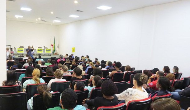 Em assembleia, sexta-feira (15) os trabalhadores da Fundação Hospitalar do Estado de Minas Gerais (rede Fhemig) aprovaram o indicativo de greve por tempo indeterminado, a partir do dia 21 de dezembro. Os médicos da rede Fhemig também iniciarão greve a partir do dia 21/12. Ontem, o governador Fernando Pimentel anunciou o pagamento do 13º salário dos servidores da segurança pública. Em nota oficial, o governo afirmou que "segue mobilizando esforços para garantir o pagamento a todos os trabalhadores" e "mantendo constante diálogo junto a todas as categorias que representam o funcionalismo público estadual"