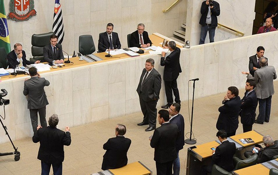 Estratégia foi classificada como “enganação” pelos deputados da oposição; parlamentares governistas se contrapuseram ao PL 920, que congela investimentos e salários de servidores, somente para garantir a aprovação do projeto