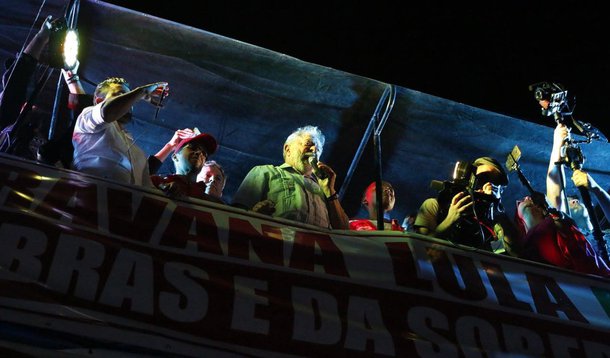 Em caravana no Rio de Janeiro, no município de Campos, nesta noite, o ex-presidente Lula voltou a desafiar o juiz Sérgio Moro a apresentar qualquer prova contra ele nos processos em que ele é réu na Operação Lava Jato; ele reafirmou que o objetivo é tirá-lo da disputa de 2018; "Eu desafio Moro, Ministério Público e Polícia Federal a apresentar uma prova contra mim. Se não querem que eu ganhe, parem de mentir e disputem as eleições. Ou peçam pra Globo criar um pra eles"; Lula anunciou ainda a próxima parada de sua caravana: Curitiba, a cidade de Moro