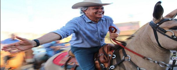 O senador Ronaldo Caiado, pré-candidato ao governo de Goiás pelo DEM, quebrou o ombro esquerdo nesta sexta-feira (13), em sua fazenda; segundo a assessoria de imprensa do político, Caiado estava em sua fazenda em Mara Rosa, no Norte goiano, quando tentava domar uma mula; Ao iniciar a subida no no animal, este disparou e derrubou o senador, que caiu em cima do ombro esquerdo; Fraturei o ombro, mas estou bem. Sofri uma queda de uma mula que estava sendo domada e fraturei o ombro esquerdo. Coisas de quem trabalha na roça”, disse Caiado nas redes sociais