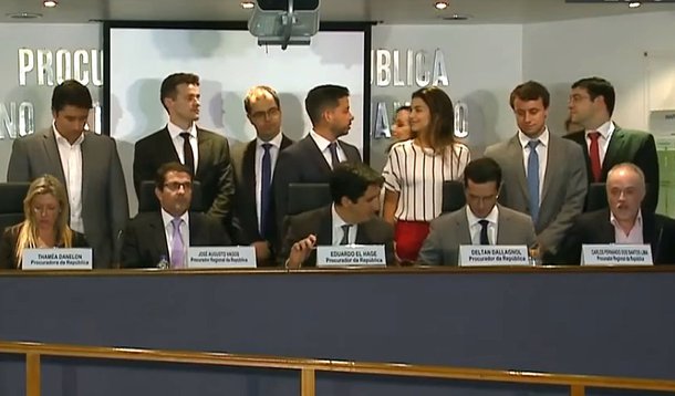 
O jornalista Kiko Nogueira, do Diário do Centro do Mundo, criticou a carta divulgada por procuradores da Lava Jato nessa segunda-feira (27), quando em reunião no Rio de Janeiro anunciaram “ações conjuntas” em 2018; "A divulgação de uma carta com um título pretensioso, pedindo 'apoio da sociedade'. O documento fala em ataques de políticos para garantir a impunidade e pede que os eleitores escolham 'candidatos que apoiem efetivamente a agenda anticorrupção'. Eles fornecerão uma lista? Só valem os do PSDB que apareceram em fotos de convescotes com Sergio Moro?", questiona Nogueira
