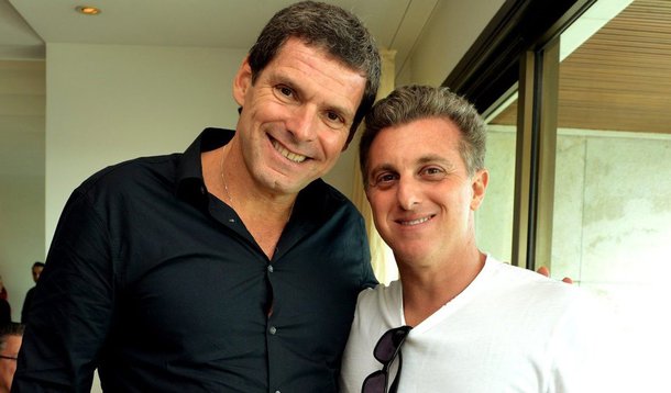 Jornalista Fernando Brito, do Tijolaço, lembra que no dia que o Estadão, com uma pesquisa sem menção a voto, mas numa vaga aprovação-desaprovação, fazia o lançamento do apresentador-candidato, com um "Huck dispara e aprovação chega a 60%" a manhã chegou com dissabores para o global, que viu o amigo e sócio Alexandre Accioly levado pela Polícia Federal a prestar depoimento em nova fase da Lava Jato; "A hipocrisia tem essa maravilhosa característica: faz curvas e pega os hipócritas pelo traseiro. Vai ter manifestação do MBL?", questiona
