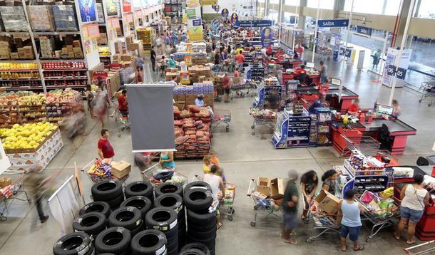A expectativa para a taxa básica de juros ao fim de 2018 foi mantida em 7,0 na pesquisa Focus do Banco Central, com o mercado deixando praticamente inalteradas suas projeções para a inflação deste ano e do próximo; economistas consultados passaram a ver a alta do IPCA em 4,03 por cento em 2018, ligeiramente abaixo dos 4,04 por cento indicados no levantamento anterior. Para 2017, o percentual esperado seguiu em 3,09 por cento; meta de inflação para ambos os anos é de 4,5 por cento com margem de tolerância de 1,5 ponto percentual