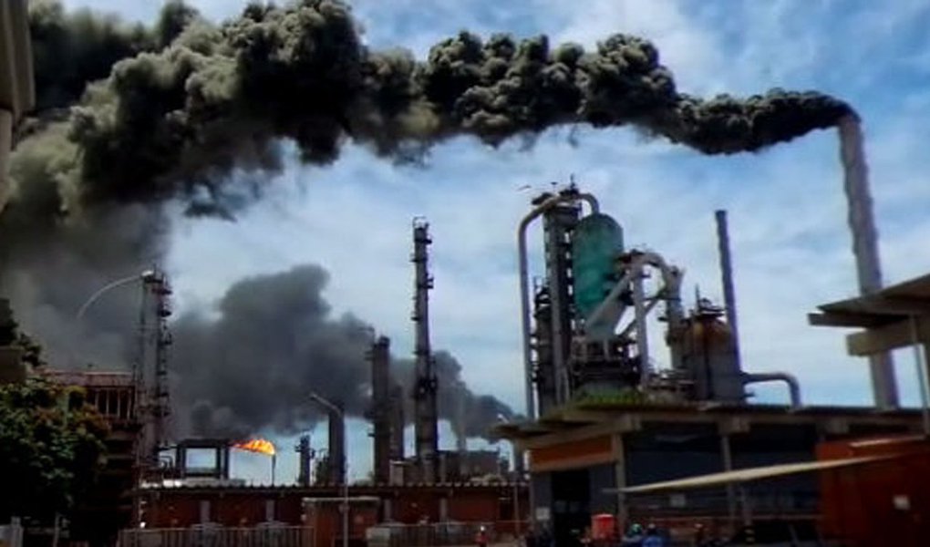 O Sindicato dos Petroleiros de São Paulo denuncia que a parada de emergência da Refinaria de Paulínia, com o lançamento de uma nuvem de combustíveis por uma das chaminés das torres de craqueamento, é resultado do processo de sucateamento e cortes de gastos e de pessoal que faz sua manutenção e operação; segundo eles, a coluna lançada no ar era altamente explosiva e poderia ter causado um acidente de graves proporções