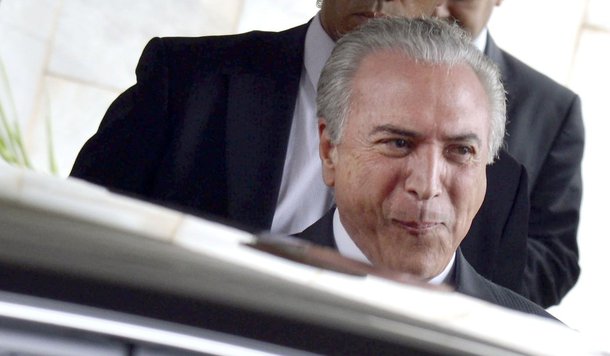 Se na votação da primeira denúncia contra o presidente Michel Temer a bancada federal de Alagoas deu quatro votos ao peemedebista, na segunda denúncia o número pode aumentar para cinco; Ronaldo Lessa (PDT), JHC (PSB), Carimbão (PHS) e Paulão (PT) prometem votar a favor do recebimento da denúncia; já Pedro Vilela (PSDB) e Cícero Almeida (PMDB) não revelaram suas posições; mas Arthur Lira (PP), Marx Beltrão (PMDB), ministro do Turismo, e Maurício Quintella (PR), ministro dos Transportes, devem engrossar o coro dos parlamentares que podem ajudar o presidente, acusado de organização criminosa e obstrução de Justiça pelo Ministério Público Federal
