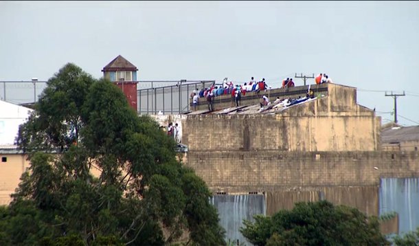 A rebelião na Penitenciária Estadual de Cascavel, no interior do Paraná, iniciada na semana passada e que resultou em uma morte, foi controlada; os presos que provocaram o motim serão mantidos na unidade e os detentos que não quiseram se envolver com a rebelião foram transferidos para outra unidade penitenciária da cidade, mas retornarão depois de concluída a etapa de verificação dos prejuízos ocasionados na estrutura e de outros procedimentos de segurança na penitenciária