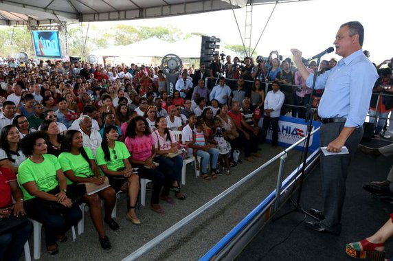 O governador Rui Costa assinou nesta segunda-feira a ordem de serviço para construção do Hospital Metropolitano, cuja expectativa é de que esteja pronto e atendendo aos 13 municípios da Região Metropolitana de Salvador em um ano; "O prazo é de um ano para que a gente conclua e entregue à população esse hospital, que vai ser urgência e emergência, tendo vários procedimentos de alta complexidade", disse Rui na cerimônia de autorização das obras, no bairro Areia Branca, no município de Lauro de Freitas, local das futuras instalações do hospital