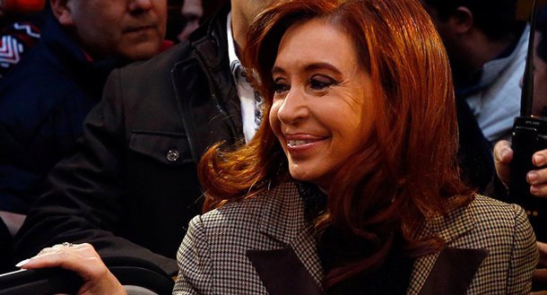 A ex-presidente Cristina Kirchner está sendo processada por crime de traição à Pátria e encobrimento agravado do atentado à AMIA; a Sputnik contatou o advogado Eduardo Barcesat, defensor de Angelina Abbona, ex-procuradora do Tesouro, também imputada no processo, para conhecer os detalhes do caso; "A causa é um disparate do ponto de vista jurídico. Trata-se de um crime inexistente. O acordo de entendimento com o Irã não foi posto em prática porque a República Islâmica não o ratificou através do Congresso. Trata-se de um ato inexistente e não pode haver encobrimento de algo dessa natureza", disse Barcesat