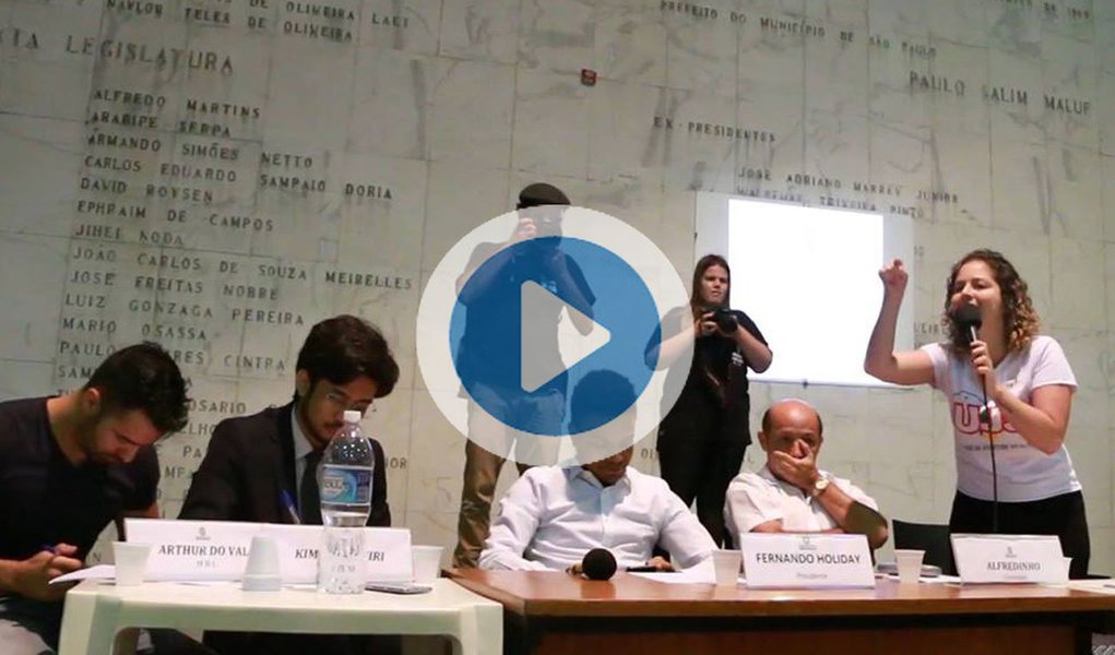 Em debate na Câmara dos Vereadores de São Paulo, a dirigente da União da Juventude Socialista, Carina Vitral, desmonta o discurso anti-estado do Movimento Brasil Livre; "O MBL adora mamar nas tetas do governo", disse Carina, ao mostrar que o MBL prefere se aproximar dos governos Temer e Alckmin a apoiar os movimentos que lutam por melhorias na Educação pública