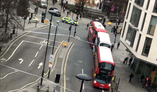 Polícia de Londres disse que está investigando o relato de um pacote suspeito em um prédio perto da Catedral de Saint Paul no centro da capital britânica; barreiras foram colocadas ao redor da rua St Martin's Le Grand no centro financeiro de Londres, e a polícia orientou a população a evitar as áreas próximas