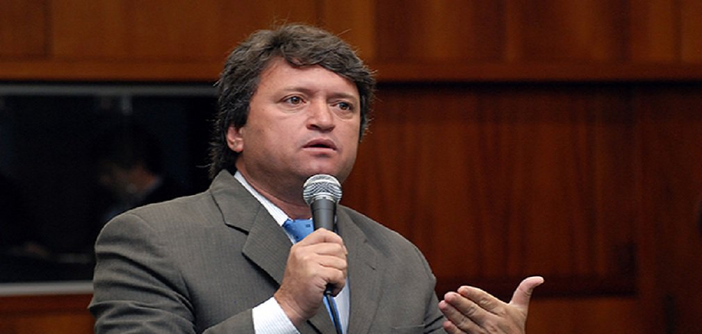A Justiça Eleitoral manteve a cassação dos mandatos do prefeito e o vice-prefeito de Caldas Novas, Evandro Magal (PP) e Doutor Fernando Resende (PPS), respectivamente, nesta segunda-feira (13); Corte do Tribunal Regional Eleitoral de Goiás (TRE-GO) manteve a decisão de primeira instância que cassou os eleitos pela prática de abuso de poder de autoridade e abuso na utilização de meios de comunicação social durante a eleição de 2016, quando da reeleição; Magal alega inocência e diz que vai recorrer ao TSE