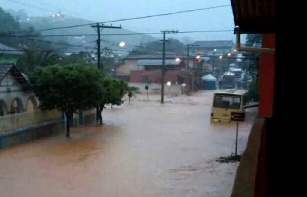 Foram encontradas os corpos de duas crianças que desapareceram por causa de uma enxurrada em Urucânia, na Zona da Mata de Minas Gerais; agora são quatro mortes no estado em consequência dos temporais do fim de semana até esta terça; segundo a Coordenadoria Estadual de Defesa Civil (Cedec), desde outubro, quando começa o período chuvoso, sete pessoas morreram