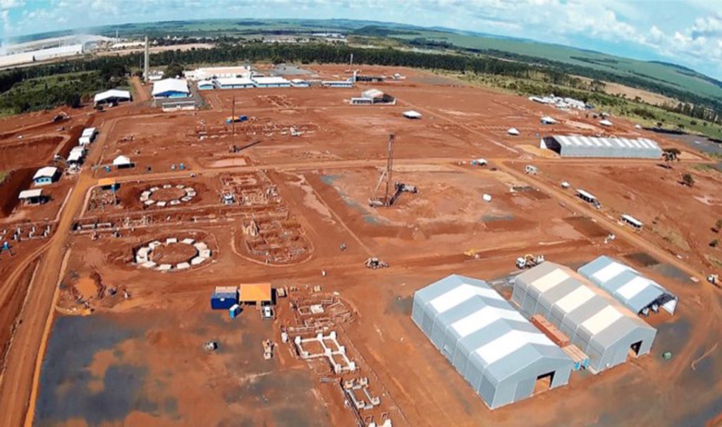 Com 34,6% das obras concluídas, a fábrica de amônia (Unidade de Fertilizantes Nitrogenados – UFN-V) que seria construída em Uberaba, no Triângulo Mineiro, não deve ser concluída; após investir R$ 649 milhões, a Petrobras, dona das obras, desistiu do empreendimento e colocou à venda maquinários e peças que seriam usadas na produção da amônia, principal insumo de fertilizante; a fábrica tiraria do Brasil a dependência de importar fertilizantes