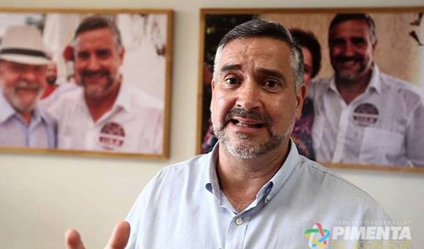 "Quase uma semana depois, ninguém veio a público desmentir nenhuma das acusações, e a mídia não toca no assunto. Por que será?", questiona o deputado, lembrando que, quando a Folha publicou uma reportagem com um depoimento de Tacla Duran sobre Zucolotto, amigo advogado de Moro, ela foi "imediatamente desmentida" pelo próprio juiz Sergio Moro e também pelo procurador Carlos Fernando Lima, da Lava Jato; assista ao comentário