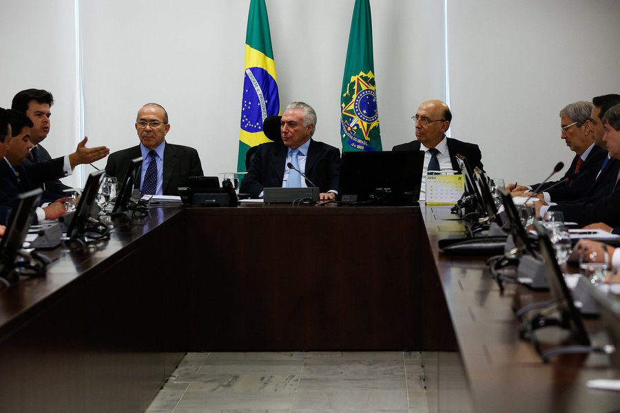 "Os ministros de Temer que serão candidatos em 2018 reagiram raivosos à ideia de serem substituídos agora em dezembro, e não em abril, como exige a lei. Mandaram recados desaforados, como quem diz 'daqui não saio, daqui ninguém me tira'", diz a colunista do 247 Tereza Cruvinel sobre a reforma ministerial de Michel Temer; "Foi bandeirosa a insistência deles em ficar mais quatro meses no quentinho de seus cargo e todo mundo sabe por que. Não é para concluir projetos em andamento que eles querem ficar. Eles precisam faturar, em todos os sentidos. Faturar eventuais ações e faturar recursos e facilidades para a eleição", diz Tereza; ela lembra que até o início de abril, pelo menos 18 de seus ministros vão disputar algum cargo eletivo e terão que deixar as pastas 
 