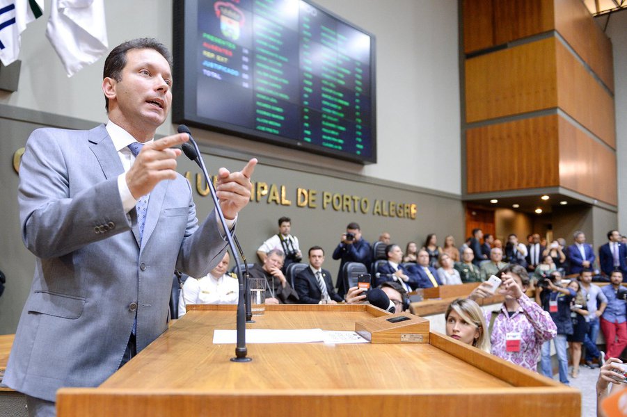 O prefeito Nelson Marchezan Júnior (PSDB) encaminhou à Câmara um novo Projeto de Lei com alterações na cobrança do Imposto Predial e Territorial Urbano (IPTU) de Porto Alegre; através de nota, ele diz que a cidade atravessa um evidente caos financeiro "e temos a expectativa de que diante de todas as necessidades que a população enfrenta, de todas as dificuldades que a prefeitura tem para pagar fornecedores e pagar também os servidores, a gente possa aprovar o projeto ainda esse ano”; em setembro os vereadores rejeitaram, por 25 votos a dez, outro projeto do Executivo que previa mudanças no IPTU