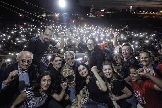 Cantor e compositor Caetano Veloso disse ter se sentido mal com a proibição de seu show na ocupação do MTST em São Bernardo do Campo, onde estão assentadas cerca de oito mil famílias; "Dá a impressão que não é um ambiente propriamente democrático", disse; proibição foi determinada pela juíza Ida Inês Del Cid, da 2ª Vara da Fazenda Pública de São Bernardo do Campo, que alegou motivo de segurança e que o local não tinha estrutura para um artista com o "brilhantismo" de Caetano; para Guilherme Boulos, líder do MTST e da Frente Povo Sem Medo, a Justiça deveria se preocupar em “pegar a quadrilha que está no poder no Brasil", em vez de proibir um apresentação musical; ato em defesa da ocupação teve a presença de vários artistas nesta noite