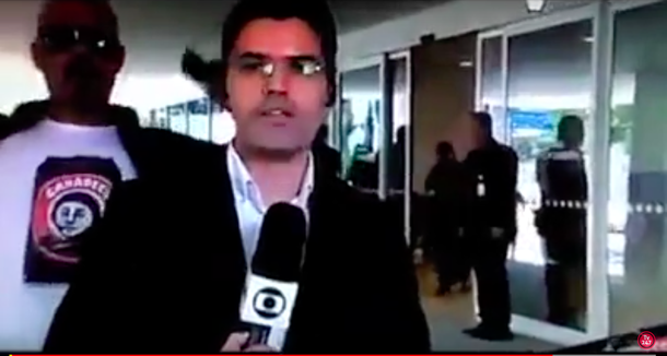 Um homem gritou duas vezes 'Globo lixo' neste sábado em transmissão ao vivo do Jornal Hoje na frente do hospital Sírio Libanês, em São Paulo, onde Michel Temer fez um cateterismo; o repórter, que pede 'um momento por favor', falava sobre o estado de saúde do peemedebista