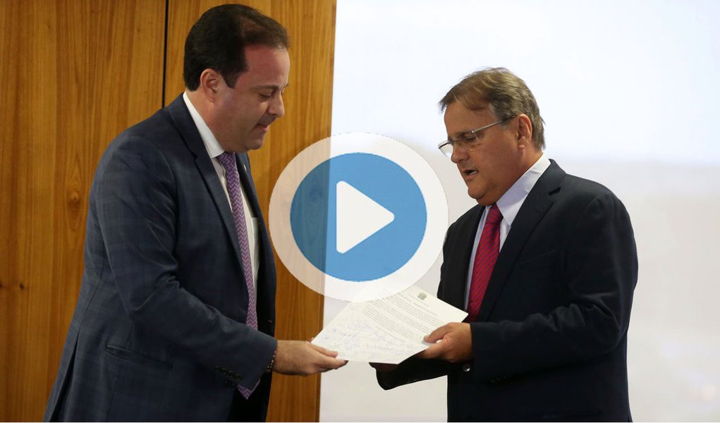 "Lugar de bandido não é em Sergipe. Bandido bom é bandido morto. E aqui em Sergipe nós vamos mostrar que é possível fazer segurança de verdade", discursou o deputado André Moura (PSC-SE), líder de Michel Temer no Congresso, durante solenidade em Sergipe; Moura é réu em três ações penais no STF por formação de quadrilha e crimes de responsabilidade, e investigado pelos mesmos crimes e também por peculato, fraude de licitações, desvio de recursos públicos e até tentativa de homicídio; na foto, Moura entrega uma carta de apoio ao então ministro Geddel Vieira Lima, após a descoberta do bunker com R$ 51 milhões