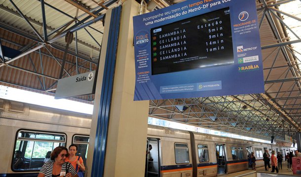 Funcionários do Metrô-DF pedem aumento e novas contratações; segundo informou a empresa nesta manhã, há 16 trens circulando (30% da capacidade) e as estações devem funcionar até as 10 horas; de acordo com o governo, 67 ônibus extras vão circular em cinco regiões; a Justiça determinou que o Metrô terá de rodar com 90% de sua capacidade em horário de pico e 100% no dia do Enem, no próximo domingo