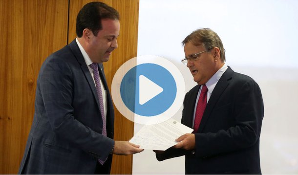 "Lugar de bandido não é em Sergipe. Bandido bom é bandido morto. E aqui em Sergipe nós vamos mostrar que é possível fazer segurança de verdade", discursou o deputado André Moura (PSC-SE), líder de Michel Temer no Congresso, durante solenidade em Sergipe; Moura é réu em três ações penais no STF por formação de quadrilha e crimes de responsabilidade, e investigado pelos mesmos crimes e também por peculato, fraude de licitações, desvio de recursos públicos e até tentativa de homicídio; na foto, Moura entrega uma carta de apoio ao então ministro Geddel Vieira Lima, após a descoberta do bunker com R$ 51 milhões