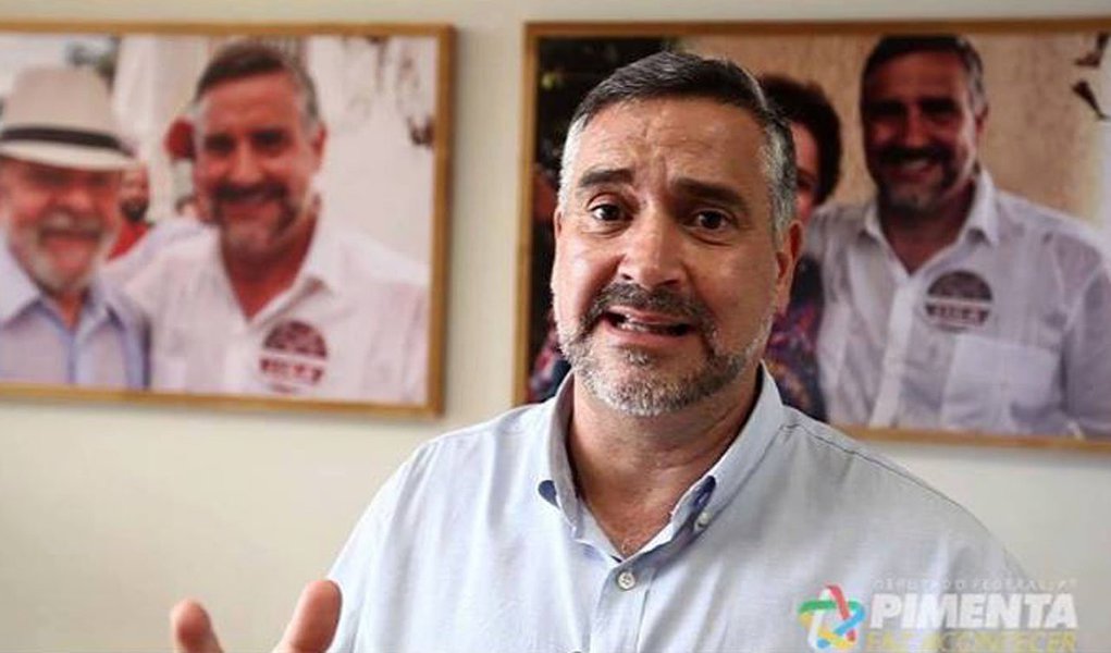 "Quase uma semana depois, ninguém veio a público desmentir nenhuma das acusações, e a mídia não toca no assunto. Por que será?", questiona o deputado, lembrando que, quando a Folha publicou uma reportagem com um depoimento de Tacla Duran sobre Zucolotto, amigo advogado de Moro, ela foi "imediatamente desmentida" pelo próprio juiz Sergio Moro e também pelo procurador Carlos Fernando Lima, da Lava Jato; assista ao comentário