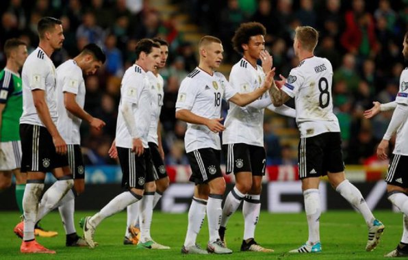A atual campeã mundial, Alemanha, e a Inglaterra garantiram vaga na Copa do Mundo de 2018, que será disputada na Rússia; os alemães se classificaram com uma vitória por 3 x 1 sobre a Irlanda do Norte no Grupo C, enquanto os ingleses derrotaram a Eslovênia por 1 x 0 graças a um gol nos acréscimos do capitão Harry Kane no Grupo F