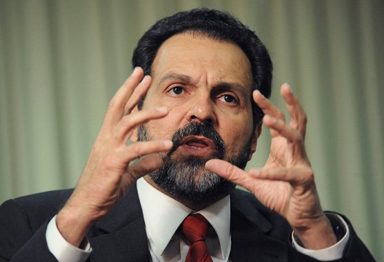 O Tribunal Superior Eleitoral (TSE) decidiu manter inelegível o ex-governador do Distrito Federal Agnelo Queiroz (PT) por oito anos; a acusação é de abuso de poder político e conduta vedada enquanto ocupava o cargo, entre 2011 e 2015, por ter utilizado espaço institucional do governo para fazer propaganda institucional exaltando seu mandato, o que é proibido pela Lei das Eleições e pela Lei de Inelegibilidades; Tribunal também manteve o reconhecimento da conduta vedada e consequente imposição de multa no valor de R$ 106.410,00