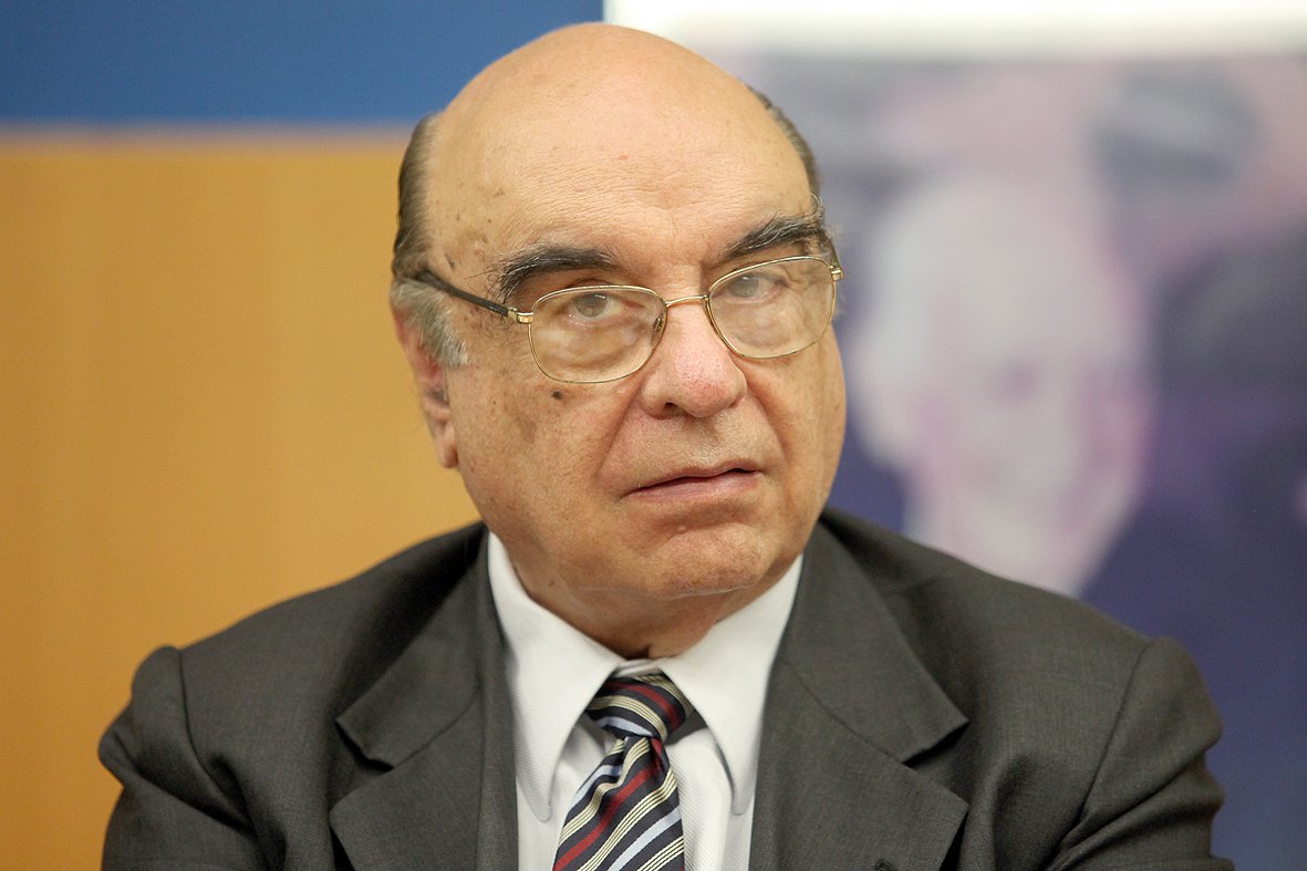 O deputado Bonifácio de Andrada (PSDB-MG), relator escolhido para elaborar o parecer sobre a denúncia apresentada pela Procuradoria-Geral da República (PGR) contra Michel Temer e dois ministros, disse nesta sexta-feira (29) que, em caso de dúvidas sobre o processo, usará o princípio da presunção de inocência e votará a favor dos acusados; "Lembro que o último relator da comissão no primeiro episódio falava muito em dúvidas e dizia que, no caso de dúvidas, ele era contra os réus. É um posicionamento jurídico que eu diria, assim, socialista e marxista. A minha posição, no caso de dúvida, sou a favor do réu, porque é um direito constitucional brasileiro”, declarou Andrada