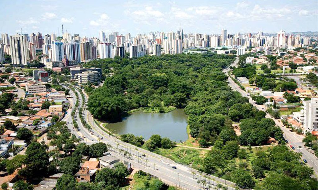 Uma grande vantagem da capital do Goiás para realização de encontros estudantis é a posição geográfica. Bem no meio do país, facilita a participação de jovens de todas as regiões brasileiras; é o que acontecerá no 42º CONUBES, entre 30 de novembro e 3 de dezembro; uma boa notícia para começar: a cidade é muito plana, quase sem subidas e descidas, favorável para se andar a pé. Afinal, ela fica no Planalto Central, região de cerrado e muito reta; há 94 km² de área verde por habitante, o que coloca a capital goiana na lista das mais arborizadas do país. Aproveite a viagem para conhecer um dos 28 parques e bosques do lugar