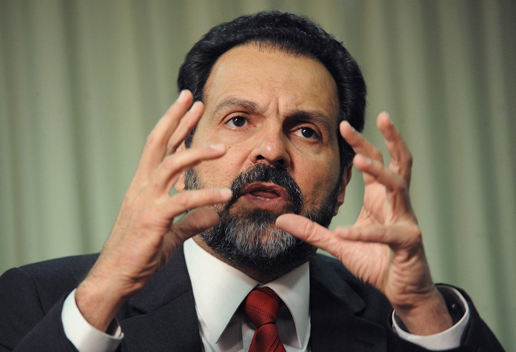 O Tribunal Superior Eleitoral (TSE) decidiu manter inelegível o ex-governador do Distrito Federal Agnelo Queiroz (PT) por oito anos; a acusação é de abuso de poder político e conduta vedada enquanto ocupava o cargo, entre 2011 e 2015, por ter utilizado espaço institucional do governo para fazer propaganda institucional exaltando seu mandato, o que é proibido pela Lei das Eleições e pela Lei de Inelegibilidades; Tribunal também manteve o reconhecimento da conduta vedada e consequente imposição de multa no valor de R$ 106.410,00