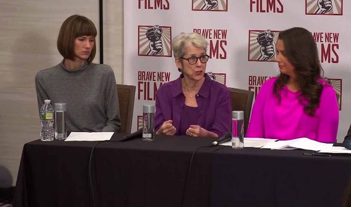 Três mulheres que acusam o presidente norte-americano, Donald Trump, de má conduta sexual pediram nesta segunda-feira por uma investigação do Congresso sobre o comportamento em meio a uma onda de acusações semelhantes contra homens proeminentes em Hollywood, na imprensa e na política; nos últimos dois anos, mais de uma dezena de mulheres acusou Trump de realizar avanços sexuais não desejados antes de ele entrar na política