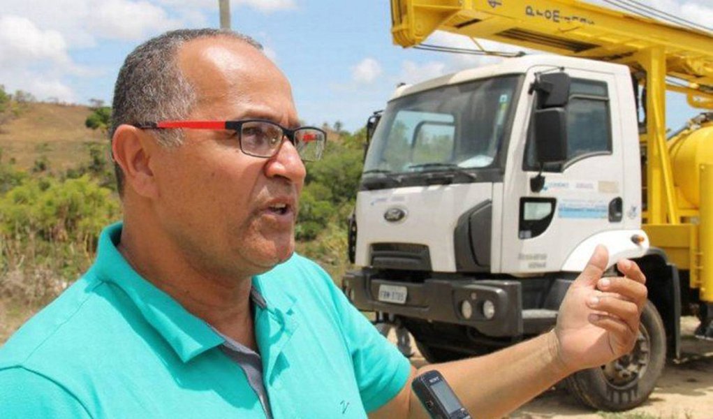 O ministro do Meio Ambiente, Sarney Filho, exonerou do cargo o superintendente do Ibama em Sergipe, Carlos Tadeu da Silva Rosa, multado por um fiscal do próprio órgão ao impedir uma fiscalização no estado. Rosa impediu a saída de carros para uma fiscalização ambiental; como consequência, um fiscal lavrou um auto de infração contra o próprio superior na hierarquia do Ibama; o MPF em Sergipe passou a investigar o caso