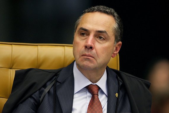 "Embora não o expresse, ainda, abertamente, (o ministro do STF) Barroso vai tentar fazer passar um dispositivo fantástico para aventureiros e oportunistas de todo tipo, abolindo a exigência de filiação partidária para candidaturas", diz Fernando Brito, do Tijolaço; "Teremos, quem sabe, o Partido do Rico, o Partido da Televisão, o Partido do Pastor e até o PC, o Partido da Celebridade, na medida para o Luciano Huck se apresentar à Presidência da República"