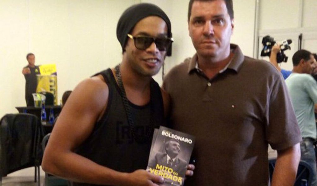 O ex-jogador Ronaldinho Gaúcho pretende disputar uma candidatura ao Senado em 2018 pelo estado de Minas Gerais e já teria acertado com o PEN, partido do deputado Jair Bolsonaro; segundo o colunista Lauro Jardim, o assunto foi conversado com o vice-presidente do Patriota, Gutemberg Fonseca, e outros dirigentes no Rio de Janeiro; juntos, posaram para foto com o livro de Jair Bolsonaro nas mãos; o suplente de sua chapa será o ex-jogador Somália, que já atuou no América Mineiro e no Fluminense