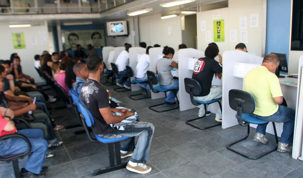 De acordo com pesquisa do Instituto Brasileiro de Geografia e Estatística (IBGE), a proporção de jovens desocupados em Alagoas aumentou em dois anos - subiu de 33,1%, em 2014, para 35,9%, em 2016 - e ainda continua a maior do Brasil, conforme revela a Síntese de Indicadores Sociais - Uma análise das condições de vida da população brasileira 2017; o Nordeste piorou o quadro de maneira geral, com a maioria dos estados ficando no percentual mais crítico do levantamento de desocupados, que era mais do que 30% até 36%